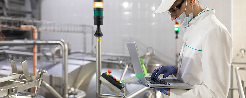 Man_in_lab-type_safey-attire_and_mask_w_laptop_investigation-alarm-light